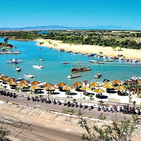 Pirate Cove Resort & Marina Needles Eksteriør billede