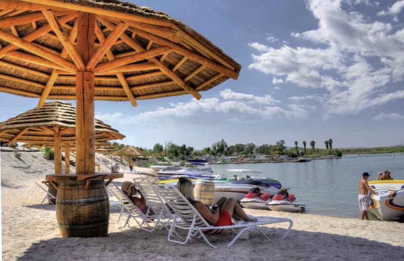 Pirate Cove Resort & Marina Needles Eksteriør billede