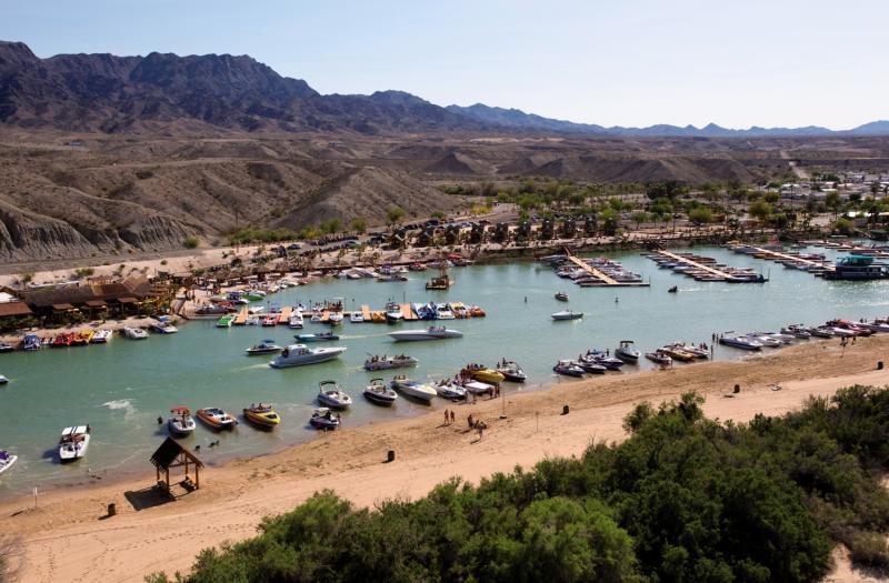 Pirate Cove Resort & Marina Needles Eksteriør billede