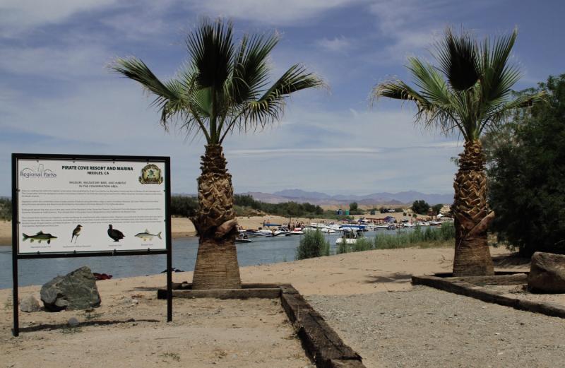 Pirate Cove Resort & Marina Needles Eksteriør billede